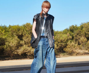 Los jeans de moda son lo contrario a los  chupines y son tendencia por Hedi Slimane en TikTok
