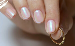 Manicura holográfica para brillar esta Navidad