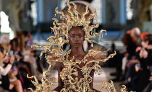 Los vestidos joya toman la pasarela en la Semana de la Alta Costura