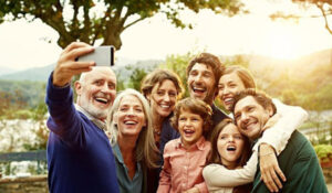 Ser padre a los 50, un desafío que enfrenta a los hombres con sus miedos y deseos