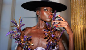 Schiaparelli convierte su desfile de Alta Costura en una lección de botánica