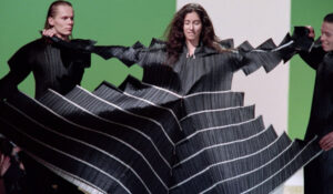 Adiós a Issey Miyake, el genio del plisado