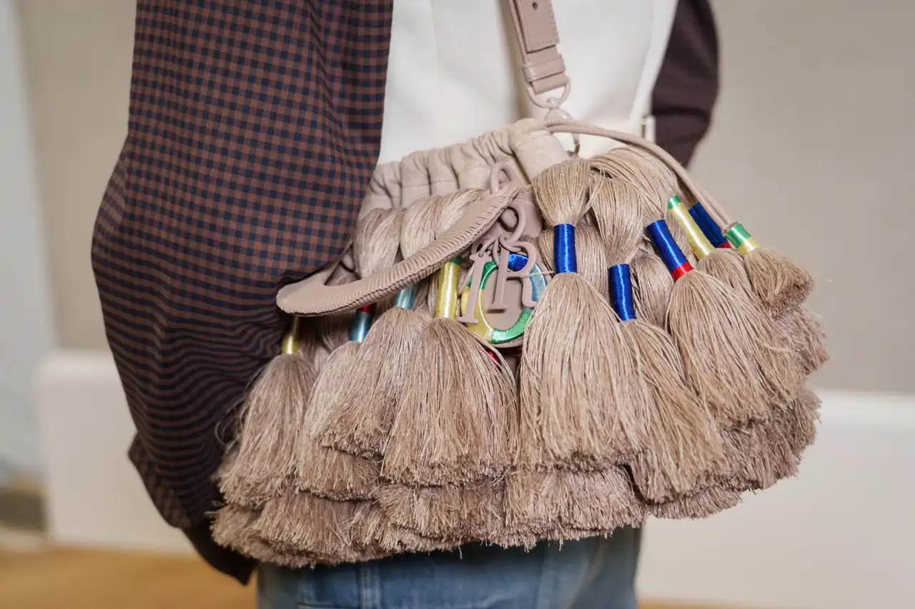 Los bolsos de Dior o cómo leer entre líneas la narrativa de Jonathan Anderson